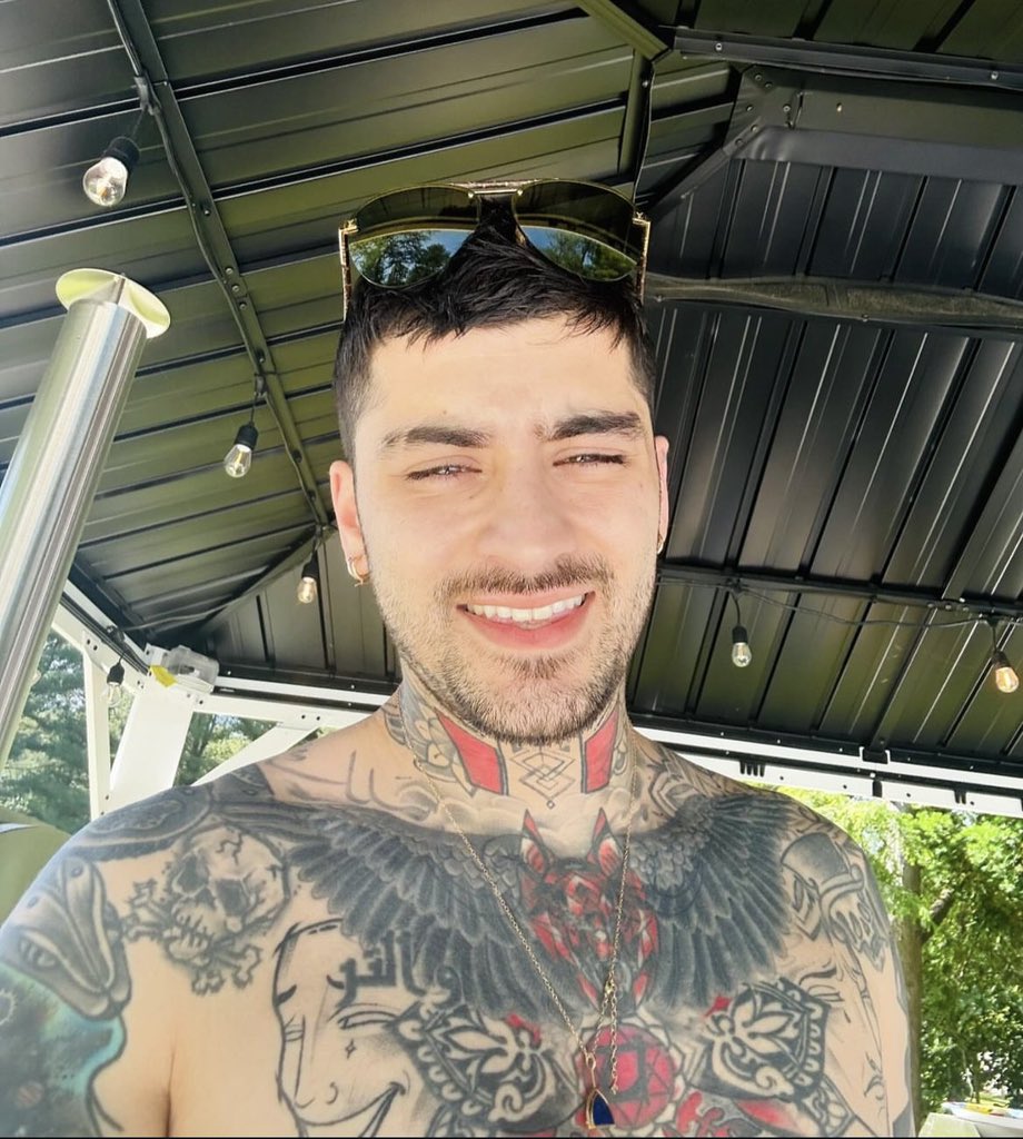 quartertozayn's tweet photo. IS THE SUN BOTHERING YOU MY KING https://t.co/MABZxHBzRI