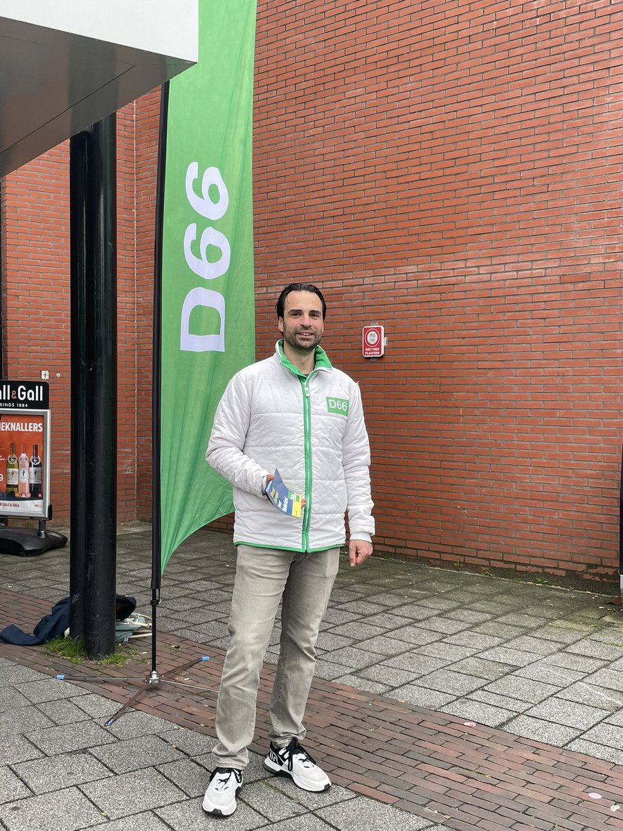 Mooie en succesvolle campagnedag. De vraag 'U gaat toch wel stemmen op 6 juni?' leverde goede gesprekken op. Hopelijk hebben we nog wat mensen overtuigd om wél te gaan stemmen.