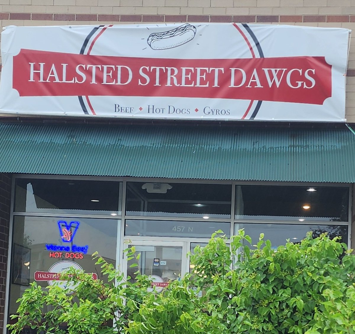 mgreen238's tweet photo. Halsted Street Dawgs in Romeoville... great food, excellent service!
Stop in check it out, it's just a few minutes from the Athletic &amp; Events center where they host the basketball shootouts https://t.co/y4PPD3U1oi