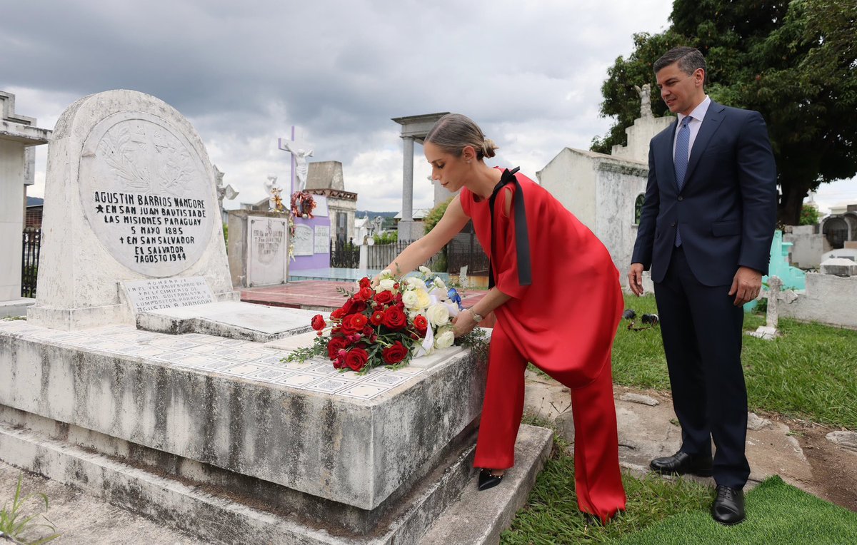 LetiOcamposP's tweet photo. Durante nuestra visita a El Salvador, llegamos hasta el Cementerio de los Ilustres de San Salvador, donde rendimos homenaje a una figura ilustre de nuestra cultura como lo es el gran Mangoré. Su legado musical y su impacto en nuestra cultura nos llenan de orgullo. 🤩 https://t.co/lHHaDv1yXk