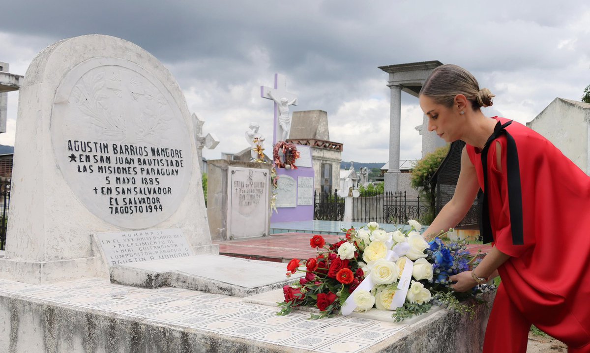 LetiOcamposP's tweet photo. Durante nuestra visita a El Salvador, llegamos hasta el Cementerio de los Ilustres de San Salvador, donde rendimos homenaje a una figura ilustre de nuestra cultura como lo es el gran Mangoré. Su legado musical y su impacto en nuestra cultura nos llenan de orgullo. 🤩 https://t.co/lHHaDv1yXk