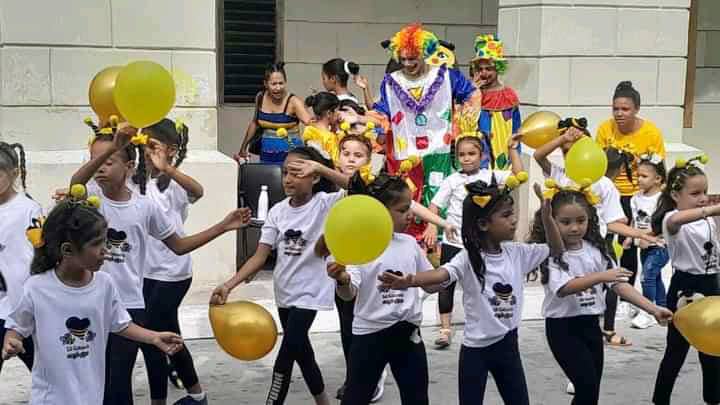 Hoy toda #Cuba está de fiesta por nuestros niños, las escuelas, plazas y parques se llenan de sus risas inocentes, que disfrutan de este día internacional de los niños.
#InfanciaFeliz 
#UJCdeCuba