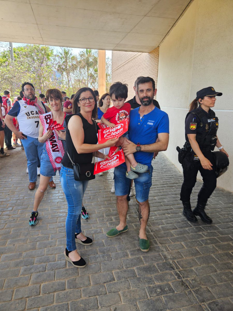 Hemos repartido aplaudidores por todo el Palacio ¡Vamos, UCAM Murcia! ✨💙💛 #PlayoffACB #OrgulloUCAM