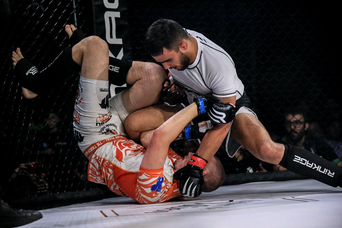 Orges Bajrami x Scott « octopus » Misseri

Combat amateur 3x3min

Décision : No contest pour un doigt dans l’œil au 2è round 

✅ WARRIORS NIKAIA MMA
🇫🇷 Nice, France
📍Salle Leyrit, 06300 Nice 
📆 25 mai 2024

Abonnez vous pour ne rien louper de l’actu Warriors Nikaia MMA 📲