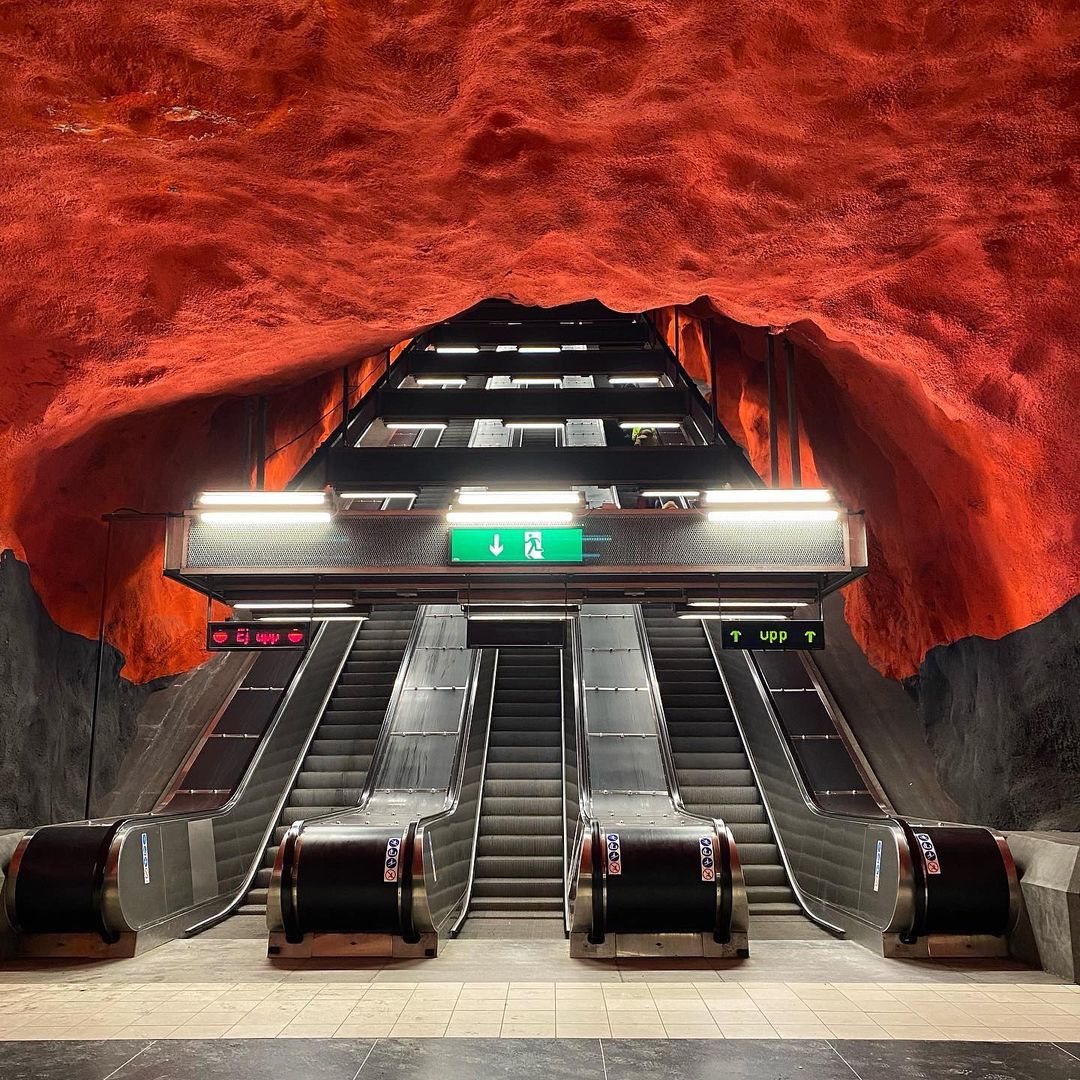DesignMuseum's tweet photo. #DesignDestinations | Below Stockholm, you can find the world’s longest art gallery ✨
Starting in the city centre before weaving out for 70 miles, the metro acts as a journey through European art history, covering 100 stations, all designed differently.
📸 19y23_ on IG https://t.co/JmeyLw25U8