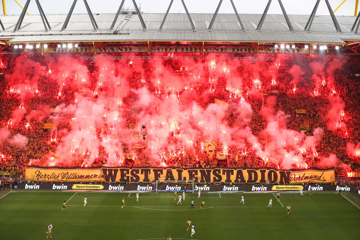 3emeMiTemps's tweet photo. La saison étant finie, bilan des affluences de Bundesliga à domicile en moyenne par match ! 🇩🇪

🥇Dortmund : 81 305
🥈Bayern : 75 000
🥉Frankfurt : 56 959
4⃣ Stuttgart : 55 124 (en travaux)
5⃣ Gladbach : 51 371
6⃣ Köln : 49 829 (relégué)
7⃣ Leipzig : 45 171
8⃣ Werder : 41 721 https://t.co/2WVth52Lgj
