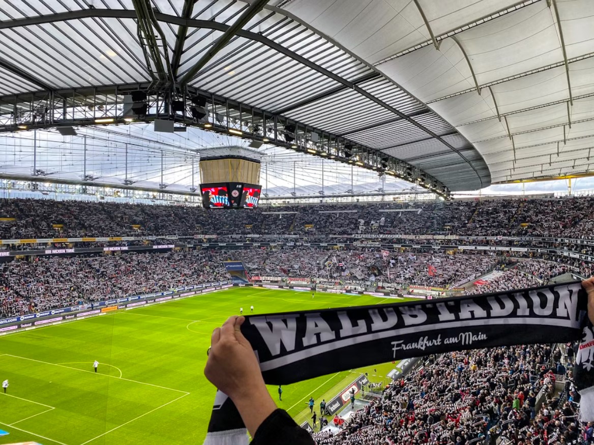 3emeMiTemps's tweet photo. La saison étant finie, bilan des affluences de Bundesliga à domicile en moyenne par match ! 🇩🇪

🥇Dortmund : 81 305
🥈Bayern : 75 000
🥉Frankfurt : 56 959
4⃣ Stuttgart : 55 124 (en travaux)
5⃣ Gladbach : 51 371
6⃣ Köln : 49 829 (relégué)
7⃣ Leipzig : 45 171
8⃣ Werder : 41 721 https://t.co/2WVth52Lgj