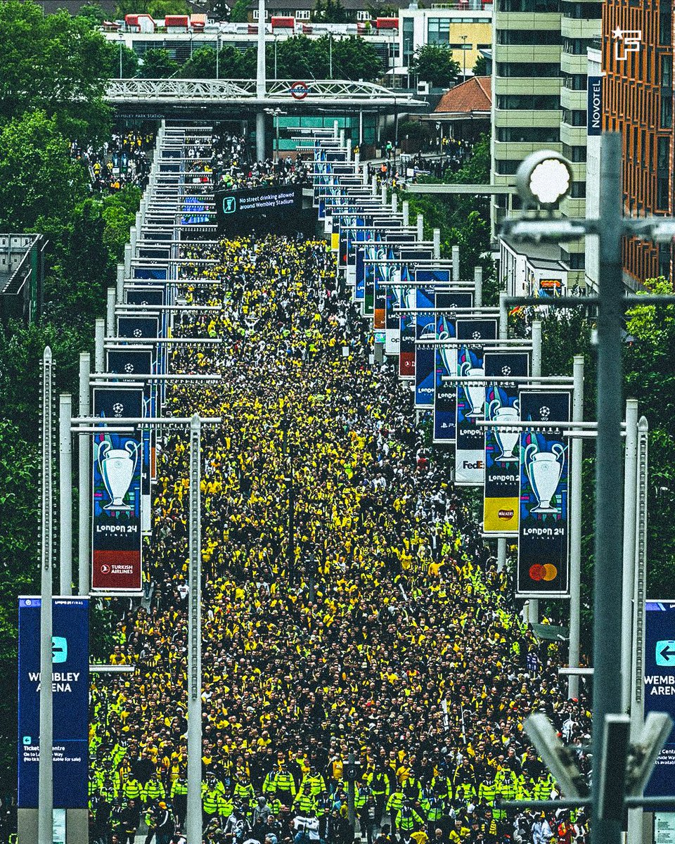 footmercato's tweet photo. Les supporters de Dortmund envahissent Londres ! 🟡⚫️ 

#UCLfinal https://t.co/RN3VFMlAj2