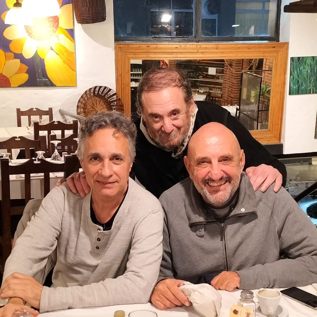 silvaproduccion's tweet photo. Encuentros, amigos y teatro. Y sopa! Gracias puma, noche extraordinaria. Cyrano @elSanMartinCTBA 
Alejandro Awada. Puma Goity. Pablo Silva.
#estoreciencomienza
#awada #pumagoity @silvapablom https://t.co/8cMmiLssJs