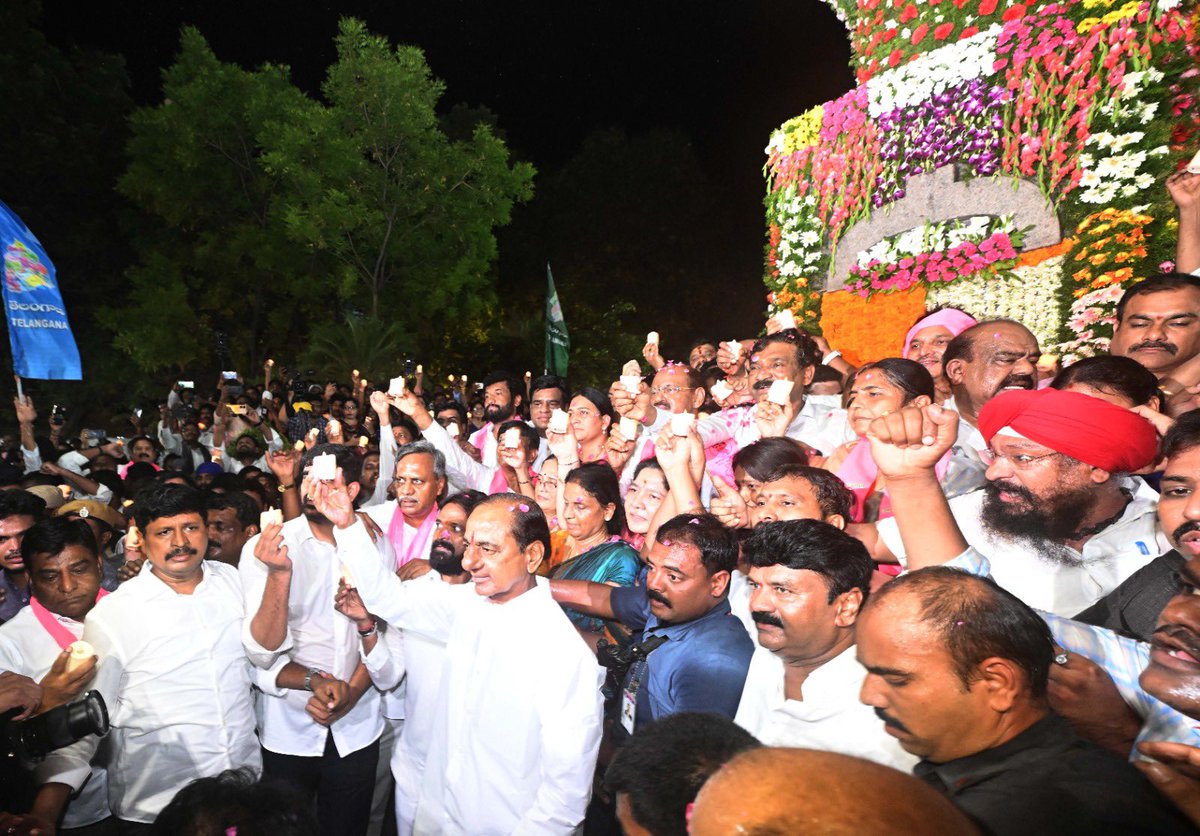 BRSparty's tweet photo. జోహార్ తెలంగాణ అమరవీరులకు 🙏 
జోహార్.. జోహార్..

మీ స్మృతి మాకు నిత్య స్పూర్తి.. 
మీ కీర్తి తరతరాలకు తరగని దీప్తి

మీ త్యాగం మహోన్నతం.. 
మీ స్మరణం చైతన్య జ్వలనం

మీ ఆశయాల సాధనే మా లక్ష్యం, సకల జనుల సౌభాగ్యమే మా గమ్యం.

బీఆర్‌ఎస్‌ పార్టీ ఆధ్వర్యంలో తెలంగాణ రాష్ట్ర ఆవిర్భావ దశాబ్ది ఉత్సవాలు ప్రారంభం 

గన్‌పార్క్‌లోని తెలంగాణ అమరవీరుల స్థూపానికి పుష్పాంజలి ఘటించి, జ్యోతిని వెలిగించి ఘన నివాళి అర్పించిన పార్టీ అధినేత కేసీఆర్.

అమరుల త్యాగాలను స్మరించుకుంటూ వారికి ఘన నివాళి అర్పించేందుకు నేడు తెలంగాణ అమరవీరుల స్థూపం నుంచి డాక్టర్‌ బీఆర్‌ అంబేద్కర్‌ తెలంగాణ సచివాలయం ఎదురుగా ఉన్న అమరజ్యోతి వరకు సాగిన అమర జ్యోతుల (కొవ్వొత్తుల) ర్యాలీని విజయవంతం చేయడం పట్ల పార్టీ శ్రేణులకు తెలంగాణ వాదులకు కేసీఆర్ అభినందనలు తెలిపారు. 

ఇప్పటికే ప్రకటించిన విధంగా జూన్ 2, జూన్ 3 తేదీల్లో  బీఆర్ఎస్ పార్టీ నిర్వహించే దశాబ్ధి ఉత్సవాల ముగింపు వేడుకల్లో పాల్గొని నాటి ఉద్యమ స్పూర్తిని చాటుతూ.. విజయవంతం చేయాలని మరోసారి కేసీఆర్ గారు పార్టీ శ్రేణులకు తెలంగాణ వాదులకు పిలుపునిచ్చారు.

బీఆర్‌ఎస్‌ వర్కింగ్‌ ప్రెసిడెంట్‌ @KTRBRS‌, మాజీ మంత్రి @BRSHarish తో పాటు పార్టీ రాష్ట్ర కార్యవర్గ సభ్యులు, ప్రజాప్రతినిధులు, జంట నగరాల పార్టీ శ్రేణులు భారీ ఎత్తున ఈ కార్యక్రమంలో పాల్గొన్నారు. 

#TelanganaDecade #తెలంగాణదశాబ్ది