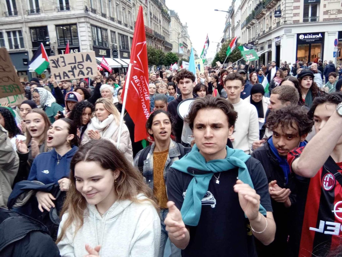 #RAFAH 
#PalestinaResiste 
#PalestineLivesMatter 

Il faut poursuivre et amplifier notre mobilisation en multipliant les distributions de tract, en préparant collectivement les manifestations du week-end du 1er et 2 juin dans nos lieux d’études ou de travail !
