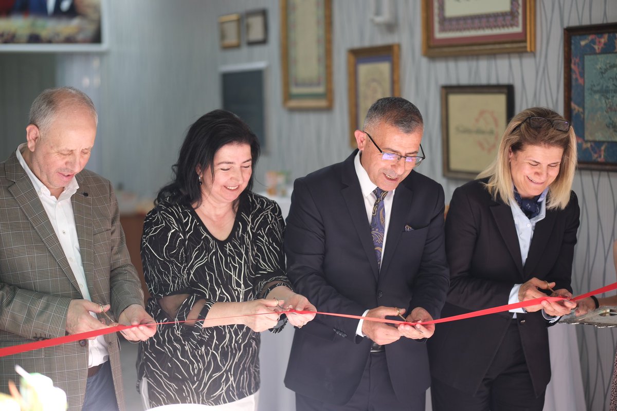 Kıymetli Misafirler, Çok Değerli Dostlar,

Bugün burada, yakın arkadaşım Gürsoy Öztürk ‘ün büyük bir özveriyle hayata geçirdiği kaligrafi yazı atölyesinin açılışı için toplandık. Hepiniz hoş geldiniz.

Kaligrafi, sadece güzel yazı yazma sanatı değil, aynı zamanda sabrın,