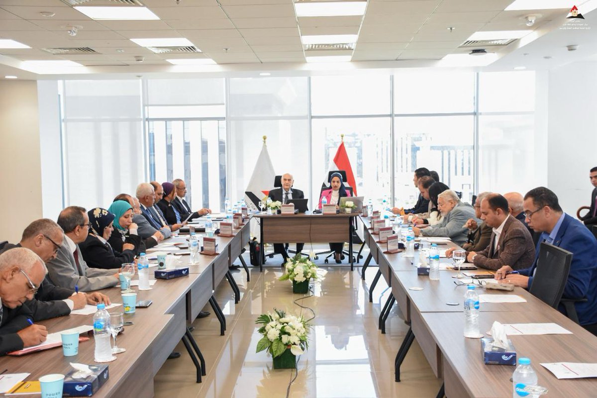 EgyptCabinet's tweet photo. نظم مركز المعلومات ودعم اتخاذ القرار برئاسة مجلس الوزراء، الجلسة الثامنة عشرة من المنتدى الفكري، وذلك بالتعاون مع أكاديمية البحث العلمي والتكنولوجيا، لبحث سُبل تعظيم العائد من الإنتاجية الزراعية في ظل التغيرات الراهنة، وذلك بحضور نخبة من الخبراء بمراكز الأبحاث وأساتذة الجامعات والوزراء السابقين وممثلي لجنة الزراعة بمجلس النواب والقطاعين العام والخاص والمجالس التصديرية ونقابة الزراعيين.

وتعد هذه الجلسة الأولى في سياق قيام مركز معلومات مجلس الوزراء وأكاديمية البحث العلمي والتكنولوجيا بتنظيم أربع جلسات متخصصة تستهدف بحث كافة الآليات اللازمة لزيادة الإنتاجية الزراعية في سياق المستهدف القومي بزيادة معدلات الإنتاجية الزراعية بما لا يقل عن 20% بهدف توفير احتياجات المواطنين من الغذاء وتعزيز الصادرات الزراعية بالاستفادة من خبرات العلماء والخبراء المتخصصين أعضاء اللجان النوعية في أكاديمية البحث العلمي والتكنولوجيا.
#المنتدى_الفكري #مركز_المعلومات