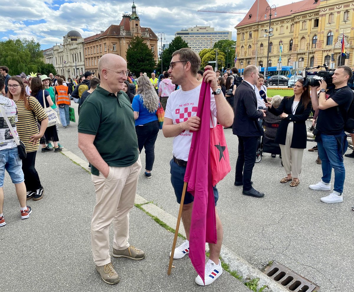 njemacko_vlp's tweet photo. 🌈 Zajedno za ljudska prava! Jednaka prava za sve!

Podupiremo Povorku ponosa, a tijekom 🇩🇪 supredsjedanja koalicijom ERC podržali smo rad Rozog megafona za pravnu i psihosocijalnu podršku LGBTIQ+ osoba.

#povorkaponosa #ZagrebPride #LoveisLove 🏳️‍🌈🏳️‍⚧️ https://t.co/ghX0NBHdAD