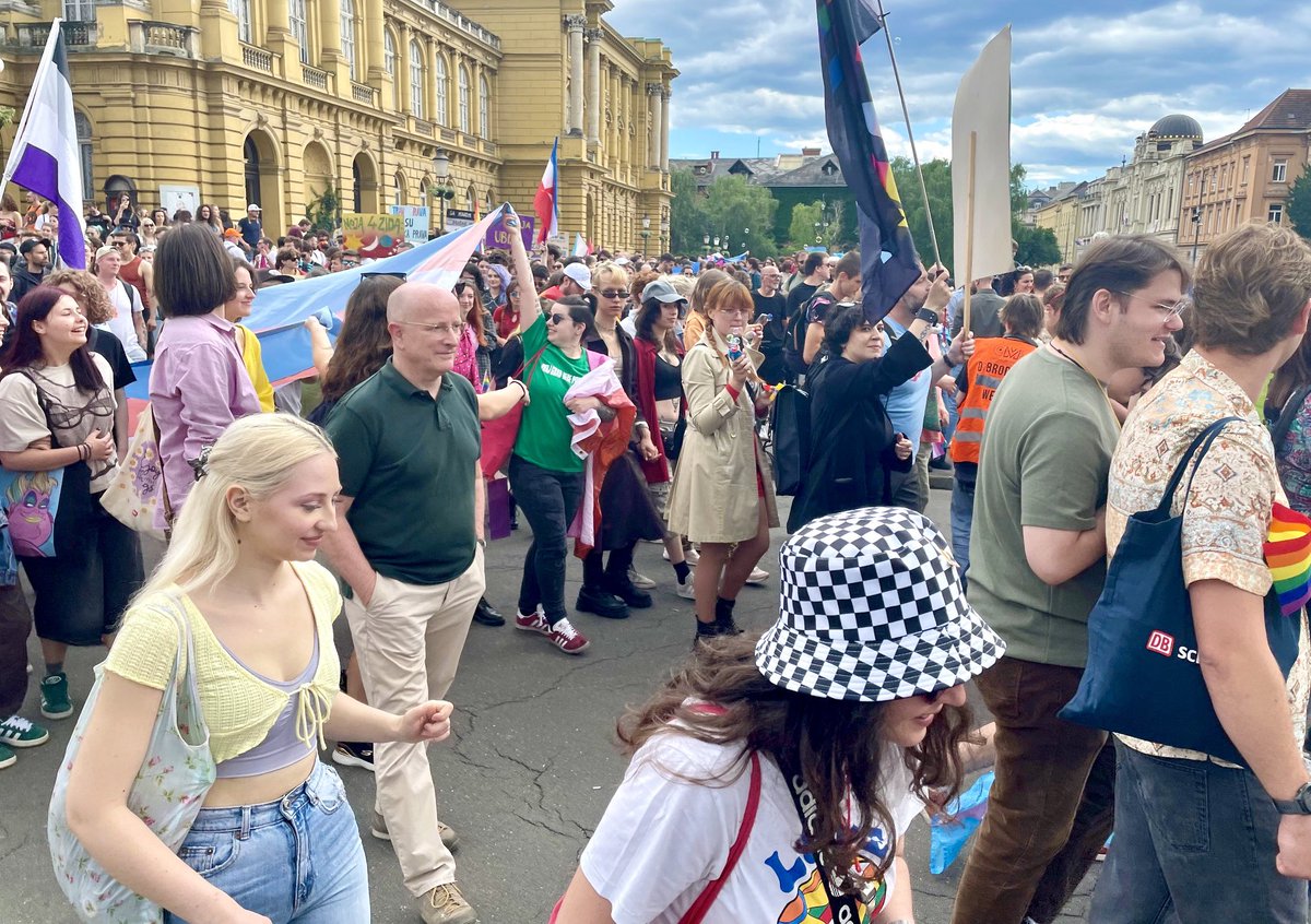 njemacko_vlp's tweet photo. 🌈 Zajedno za ljudska prava! Jednaka prava za sve!

Podupiremo Povorku ponosa, a tijekom 🇩🇪 supredsjedanja koalicijom ERC podržali smo rad Rozog megafona za pravnu i psihosocijalnu podršku LGBTIQ+ osoba.

#povorkaponosa #ZagrebPride #LoveisLove 🏳️‍🌈🏳️‍⚧️ https://t.co/ghX0NBHdAD