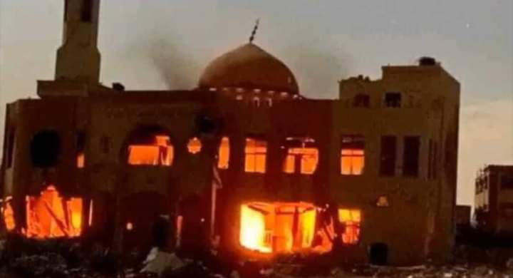 حرقوا المصاحف حتى احترق المسجد بالكامل
حسبي الله ونعم الوكيل 💔