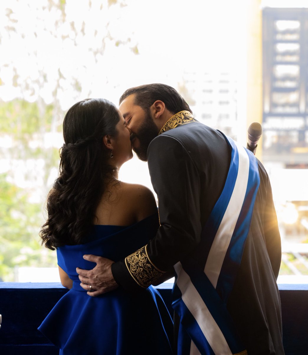 PresidenciaSV's tweet photo. "Quiero agradecer a mi esposa, Gabriela. Además de ser una gran esposa es una increíble madre de nuestros más grandes tesoros, Layla y Aminah; también encuentra tiempo para ser la mejor Primera Dama”, Presidente @nayibbukele. https://t.co/u8agoBbTBM