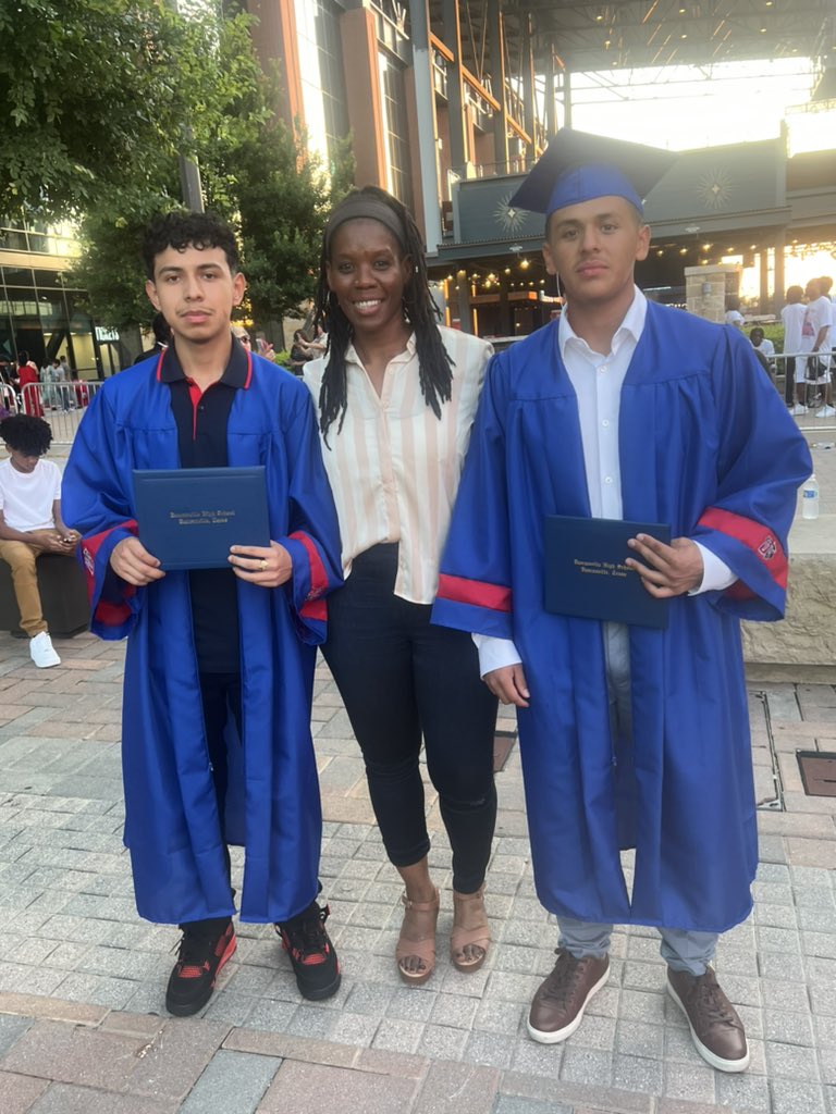 AndreaFranklin_'s tweet image. My first class(2018) of Dville Students graduated today🥹🥳! Watching them walk across that stage and seeing their surprised faces when they saw me, filled my heart with so much joy. #ForeverGrateful ❤️💙#TearsOfJoy❤️💙 #Blessed