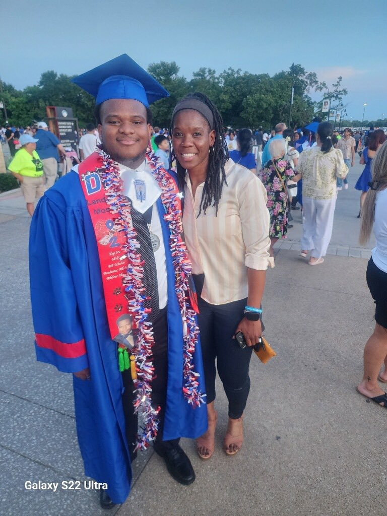 AndreaFranklin_'s tweet image. My first class(2018) of Dville Students graduated today🥹🥳! Watching them walk across that stage and seeing their surprised faces when they saw me, filled my heart with so much joy. #ForeverGrateful ❤️💙#TearsOfJoy❤️💙 #Blessed