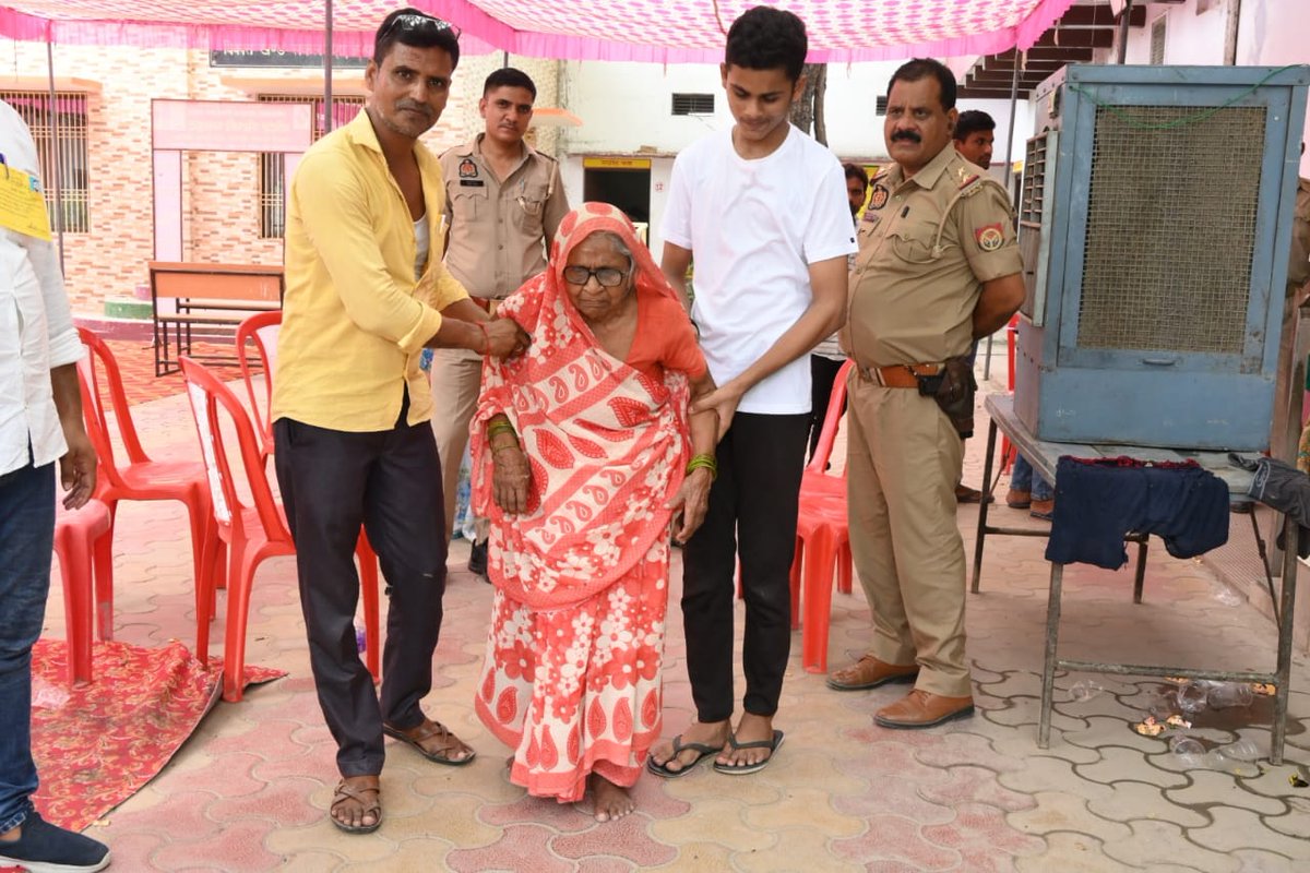 dmchandauli's tweet photo. लोक सभा सामान्य निर्वाचन 2024 के अंतर्गत विधान सभा सकलडीहा में 98 साल की वृद्ध महिला ने पूरे उत्साह के साथ मतदान किया।
#7thPhase #ECI #LokSabhaElection2024 #ChunavKaParv #DeshKaGarv #IVote4Sure #MainHoonNaa #Ek_Vote_Desh_K_Liye https://t.co/0NzBa7NQhX