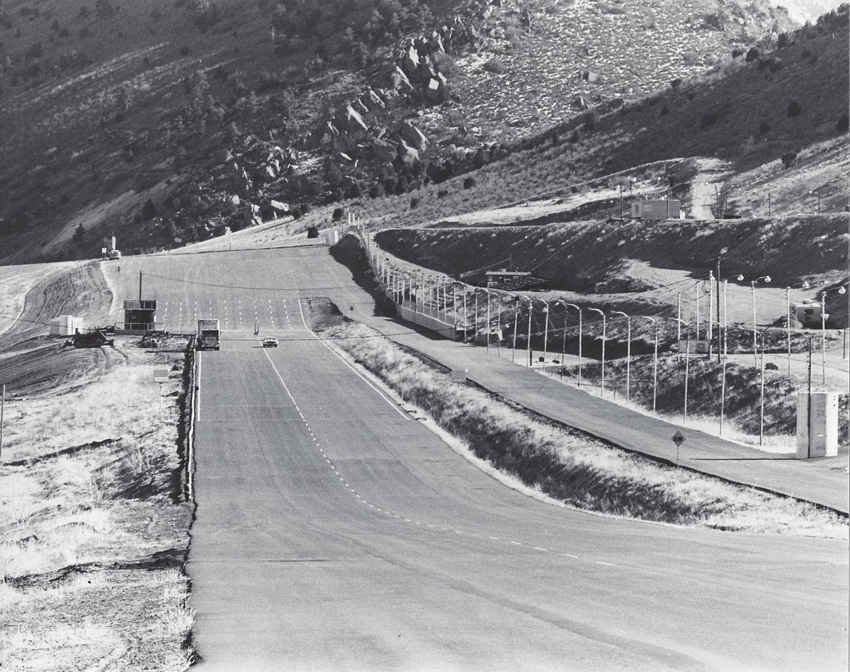 Bandimere's tweet photo. The Photo of the Magazine presented by @thenapanetwork is featured on pg 38/39 of the #fanguide. This is one of the earliest known photos of #thundermountain after the paving of the track was completed and the facility neared opening for the first time.
https://t.co/EL3nq85YK9 https://t.co/J2tiLZoKUu