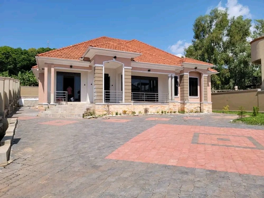 shukranproperty's tweet photo. Newly Built, Beautiful and Spacious bungalow on sale
Located at #Bwebajja Akright Estate on Entebbe road
#4bedrooms
#4bathrooms open kitchen and good neighborhood
Land size #22Decimals with Ready private mailo title
Price: #750Million UGX
+256706592177
#nakivubogrand https://t.co/KPkq8MlcGq