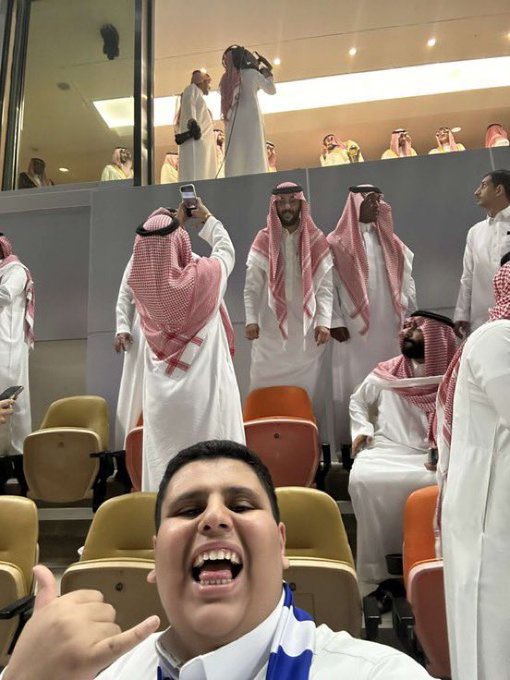 KSA24's tweet photo. قصة جميلة للتاريخ

حفظ الله سيدي

يحاول يصور مع الأمير
انتبه له الأمير و قال للحرس جيبوه
و صور معه https://t.co/1CkDTPjciR