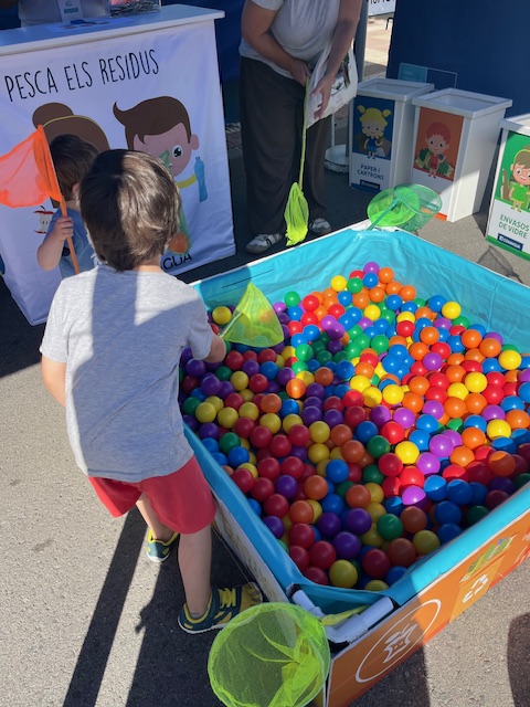 Vols reciclar els residus pescant boletes d'una piscina?🟠🔵🟢🟡Vine a descobrir el nostre taller #PescaElsResidus a la #FiraCambrils2024!!
 Els més petits s'emportaran un diploma de capità del reciclatge i protector del planeta♻️🌎 <a href="/FiraCambrils/">FiraCambrils</a>