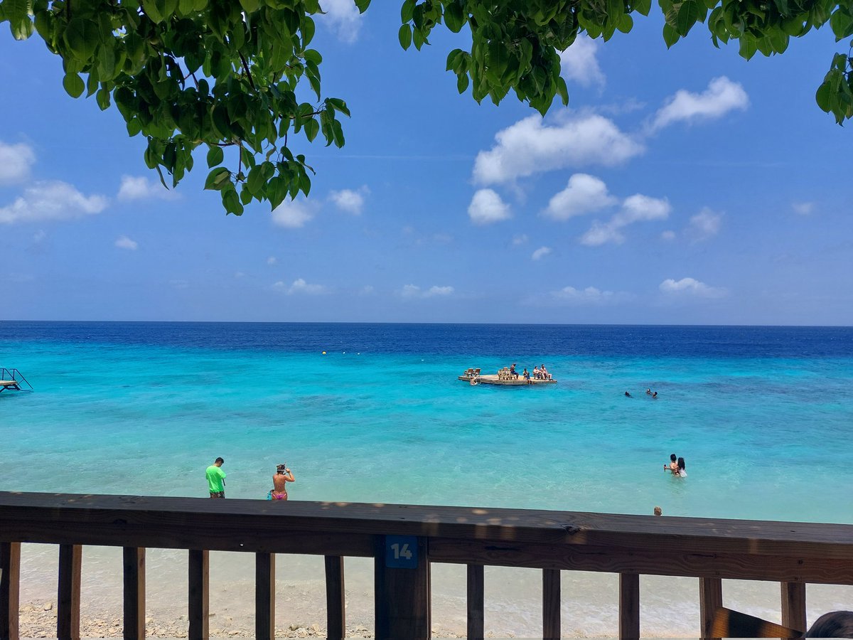 oilthunder's tweet photo. @hansterbraak Brrr, dan is het hier in Curacao beter vertoeven https://t.co/bDCtbpdP5K