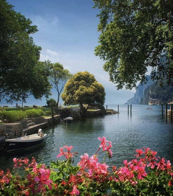 Il lago di Garda non troverei somiglianza migliore di un mare chiuso. #buonaserata #1giugno #sabato #lago #pensierodellasera