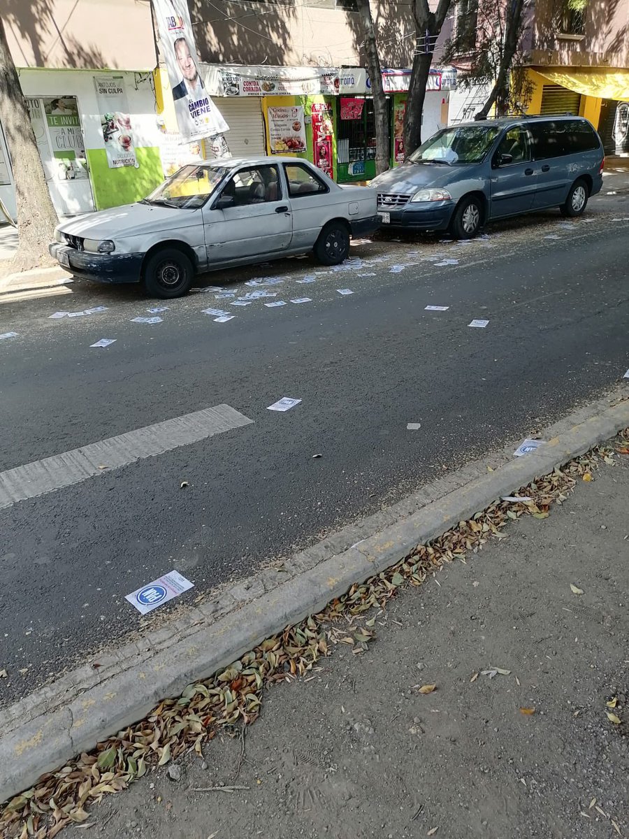 menchecoa's tweet photo. La #NarcoCandidata @Gabyosoriohdz tiene dinero hasta para tirar En su desesperación xq @alfagonzalezm GANARA NUEVAMENTE viene a ensuciar nuestras calles. Tiene un desdén a ls adultos mayores y cree q somos tontos  y caeremos en su guerra sucia. @TlalpanAl ayuda con este cochinero https://t.co/4EY7Dv3mio