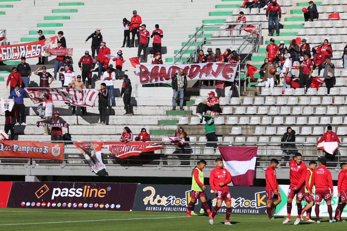 𝐍𝐔𝐍𝐂𝐀 𝐕𝐀𝐒 𝐀 𝐉𝐔𝐆𝐀𝐑 𝐄𝐍 𝐒𝐈𝐋𝐄𝐍𝐂𝐈𝐎 🏰

Agradecemos a los hinchas que viajaron más de mil kilómetros para alentar al granate 😍 

AGUANTE LOS HINCHAS DE CDLS 🇱🇻🔥 

#ElClubDeMiCiudad🇱🇻