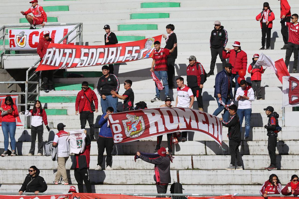 CDLS_OFICIAL's tweet photo. 𝐍𝐔𝐍𝐂𝐀 𝐕𝐀𝐒 𝐀 𝐉𝐔𝐆𝐀𝐑 𝐄𝐍 𝐒𝐈𝐋𝐄𝐍𝐂𝐈𝐎 🏰

Agradecemos a los hinchas que viajaron más de mil kilómetros para alentar al granate 😍 

AGUANTE LOS HINCHAS DE CDLS 🇱🇻🔥 

#ElClubDeMiCiudad🇱🇻 https://t.co/hdUpXRnjwG