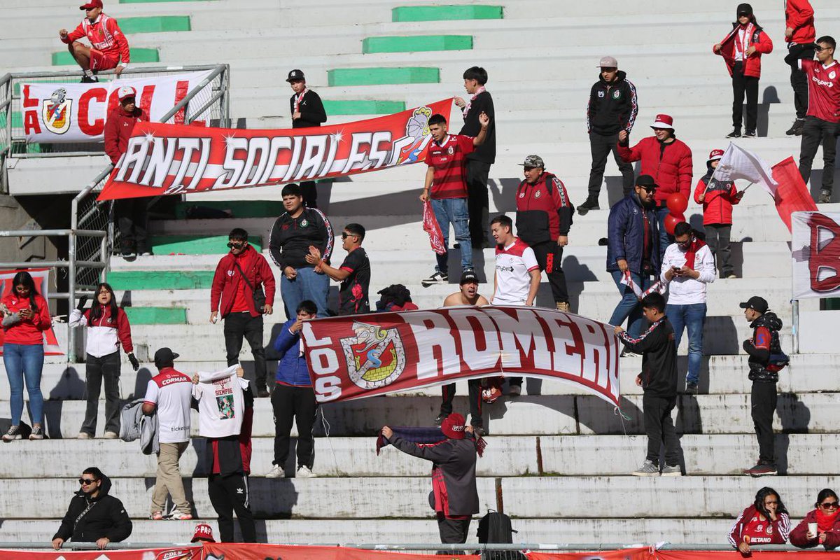 CDLS_OFICIAL's tweet photo. 𝐍𝐔𝐍𝐂𝐀 𝐕𝐀𝐒 𝐀 𝐉𝐔𝐆𝐀𝐑 𝐄𝐍 𝐒𝐈𝐋𝐄𝐍𝐂𝐈𝐎 🏰

Agradecemos a los hinchas que viajaron más de mil kilómetros para alentar al granate 😍 

AGUANTE LOS HINCHAS DE CDLS 🇱🇻🔥 

#ElClubDeMiCiudad🇱🇻 https://t.co/hdUpXRnjwG