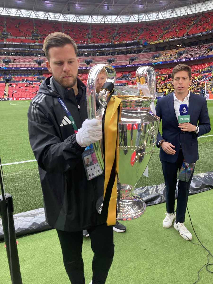 Wembley er klar i al sin pragt 🇬🇧🏟️⭐️ Borussia Dortmund og Real Madrid brager sammen i årets Champions League-finale, og sofaen kalder fra kl. 19.00 🛋️📺⚽️ Kig med på Viaplay/TV3+ 🏆 <a href="/Viaplay_DK/">Viaplay</a> <a href="/TV3sportCL/">TV3 Sport CL</a>