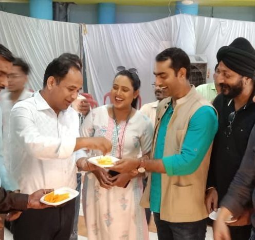 RaipurDistrict's tweet photo. राजधानी रायपुर में मैंगो फेस्टिवल का हुआ आयोजन, कलेक्टर डॉ गौरव सिंह हुए शामिल। 

रायपुर प्रेस क्लब में मैंगो फेस्टिवल का आयोजन किया गया। आयोजन में अलग-अलग तरह के आमों के अलावा मैंगो शेक का भी स्वाद फेस्टिवल में आए लोगों ने चखा। 

#Mango_festival #मैंगो_फेस्टिवल https://t.co/wWtVjHGoOt