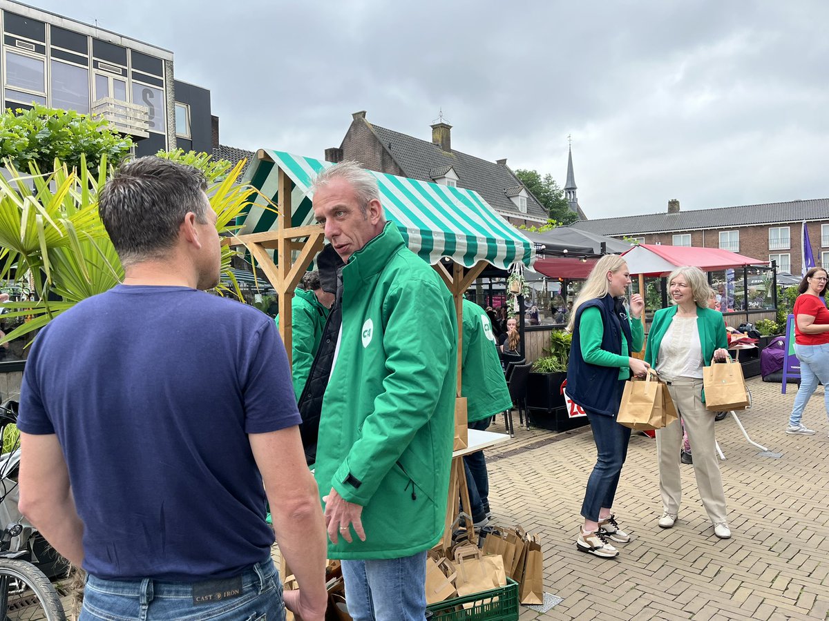 Aanstaande donderdag worden de Europese verkiezingen gehouden. Vandaag stonden we daarom op het Simonsplein in een gezellig drukke binnenstad. Ook nr 7 Merel Balduk (Didam) en nr 10 <a href="/TolkampArjan/">Arjan Tolkamp</a> (Aalten) kwamen ons helpen. #Doetinchem #Achterhoek <a href="/CDAGelderland/">CDA Gelderland</a>