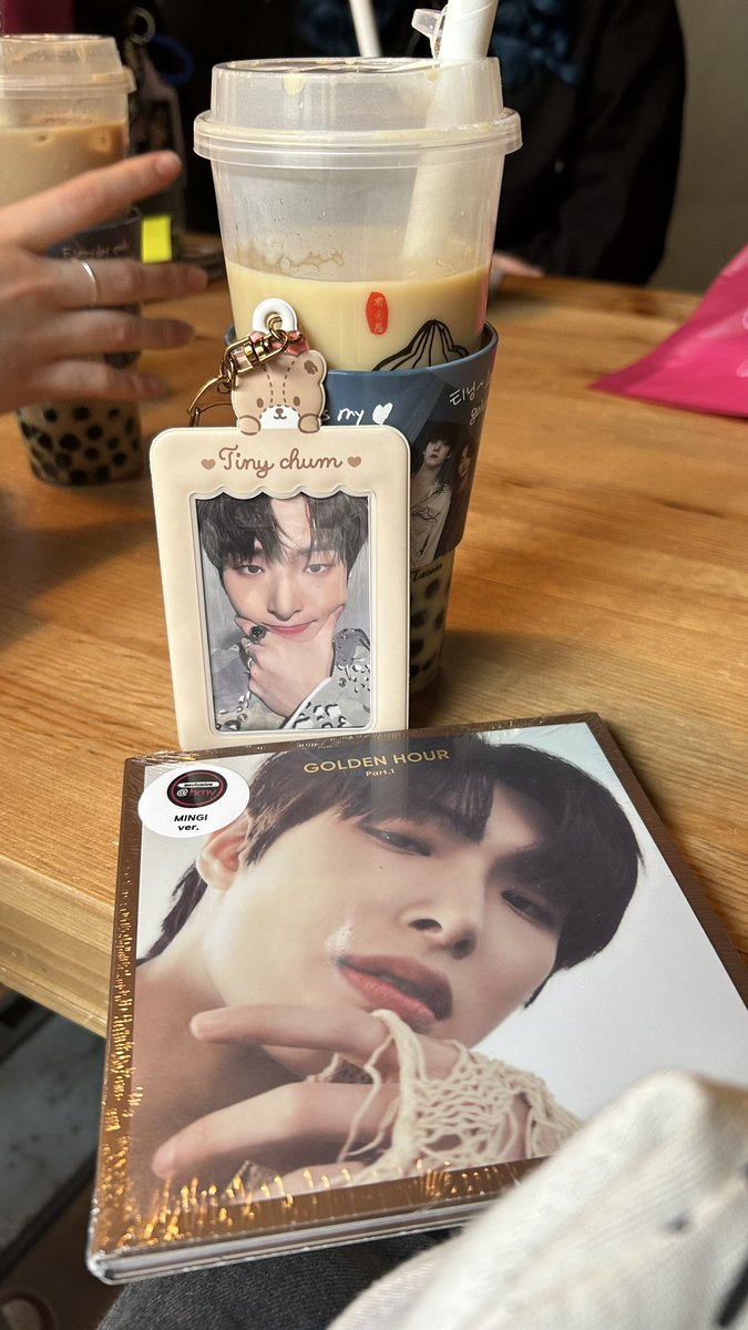 estaarmiee's tweet image. picked up mingi ver at my local HMV in Leeds, UK 🇬🇧 @hello82official @hello82EUROPE #MyLocalHMV #hello82 #82giveaway