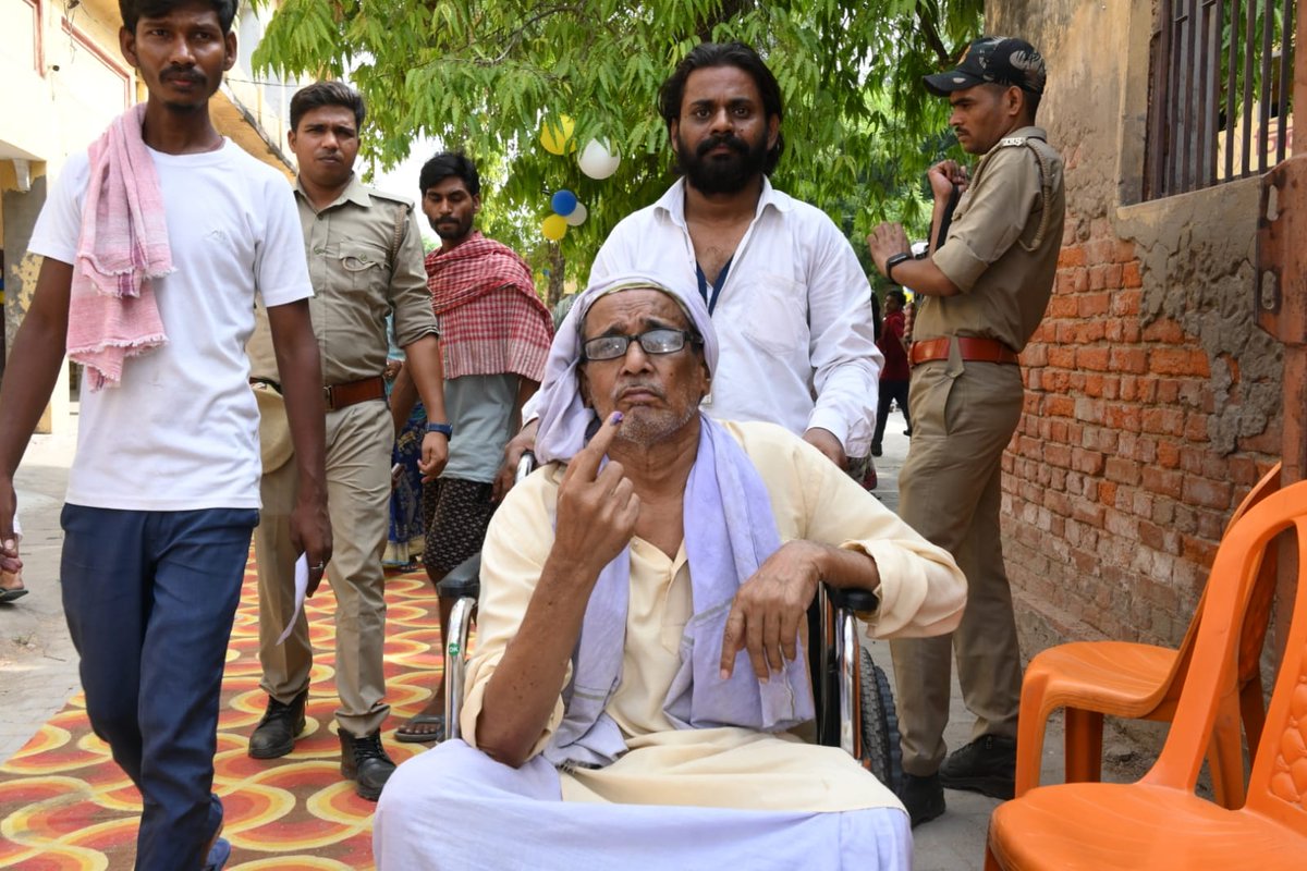 dmchandauli's tweet photo. लोक सभा सामान्य निर्वाचन -2024 के अन्तर्गत सातवें चरण में जनपद में दिव्यांग मतदाताओं ने अपने मताधिकार का प्रयोग किया। #7thPhase #ECI #LokSabhaElection2024 #ChunavKaParv #DeshKaGarv #IVote4Sure #MainHoonNaa #Ek_Vote_Desh_K_Liye @ECISVEEP @SpokespersonECI https://t.co/FkXoXVBYS4
