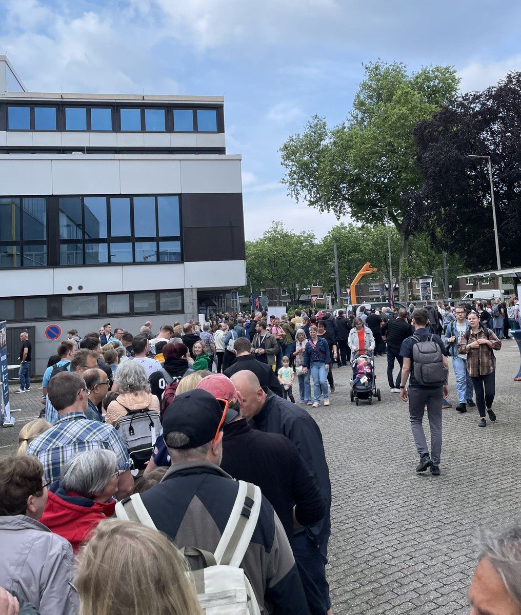 Alxxrt's tweet photo. geht schonmal gut los… 
#Oberhausen #EVO #extraschicht https://t.co/9JymnL5J6Z