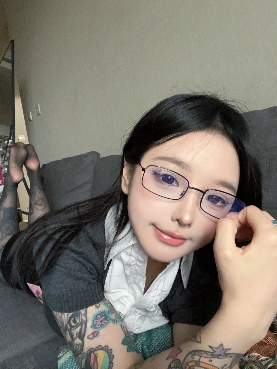 快给我推荐点好看的眼镜儿拍照！ https://t.co/6xUonQN8ih