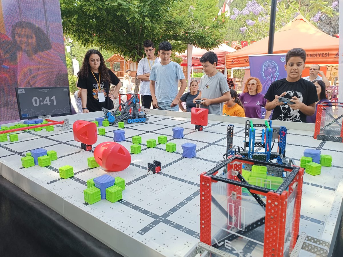 Mersin Büyükşehir Belediyesi Robot Kampı başladı. 

Kamp programı içinde öğrenciler #VEXRobotics turnuvasına katılacaklar. 

#VEXRoboticsTürkiye
#VEXRoboticsAzerbaycan