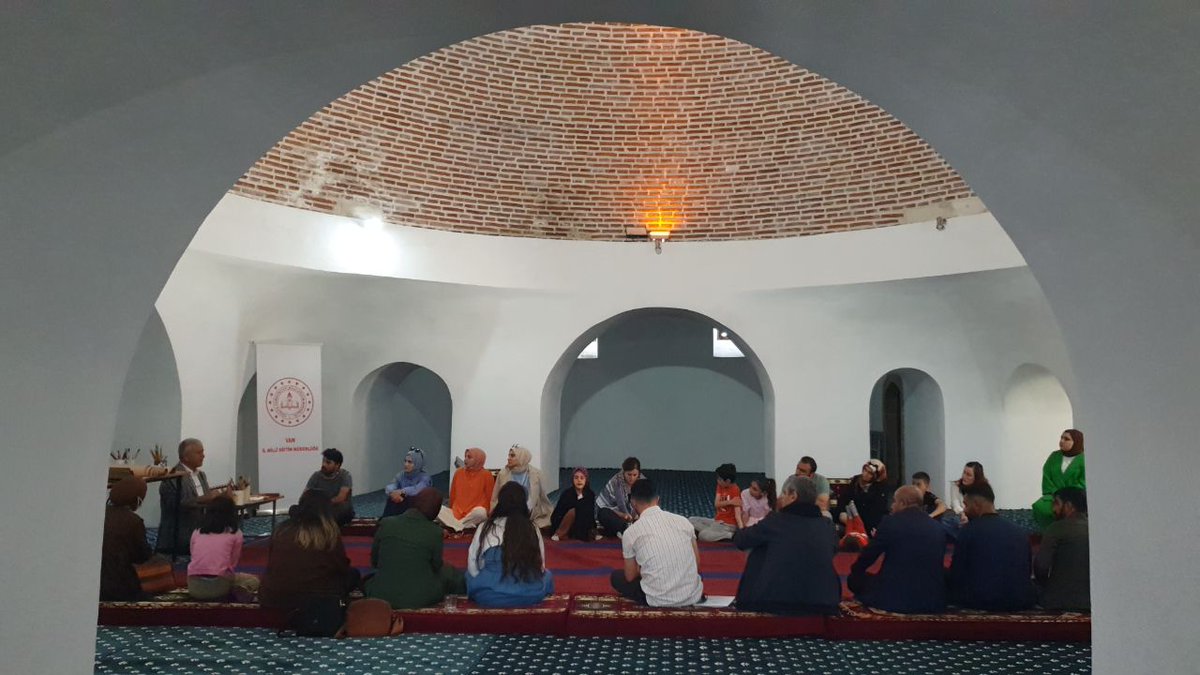 vanakademileri's tweet photo. Sanat Akademisi Ahmet Hüsrev Koyuncu ile "Hat Sanatı Atölyesi"ni ney dinletisi sürprizi ile gerçekleştirdi. https://t.co/OkH0KppK7C
