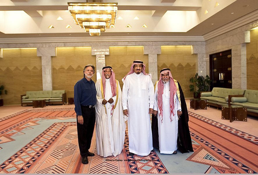 saudalamrah's tweet photo. الملك سلمان ، الشيخ ناصر العرق المري ، الشيخ جابر ال عمره المري ، المصور الأمريكي وين ايستيب

رحم الله الخال جابر 
📷
2009 Wayne Eastep © @Weastep https://t.co/bIVdffaZbO