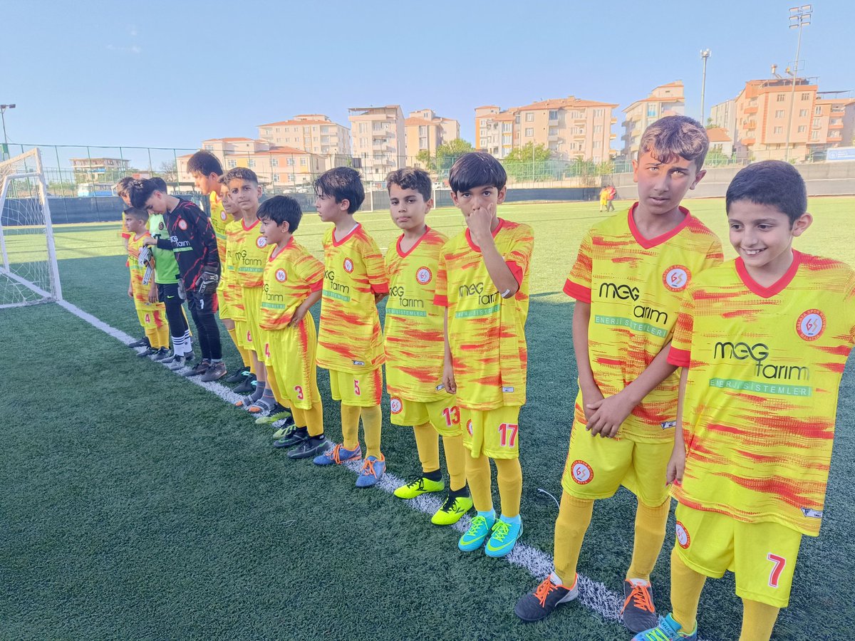 #Malatya A.s.k.f  U-12 ligi bugün ki karşılaşmalar ile tamamlandı.
Şenlik Havasında tamamlanan ligimize Sporcu alilelerimiz de yoğun ilgi gosterdi.ASKF Başkanımiz <a href="/seyfullahzdemi6/">seyfullah özdemir</a>, ve TFF bölge Müdürümüz <a href="/isilayc/">ışılayKEBABCIOĞLU Çalışkan</a> tarafından tüm sporcularımıza madalya taktimi yapıldı
<a href="/taskk_1980/">Türkiye Amatör Spor Kulüpleri Konfederasyonu🇹🇷</a>