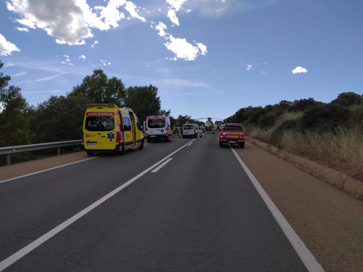 Algunas fotos de los incidentes acontecidos en los dos últimos días en los que hemos intervenido .
Incendio de tractor y accidente de tráfico  con un herido grave que traslada helicóptero 🚁 medicalizado.