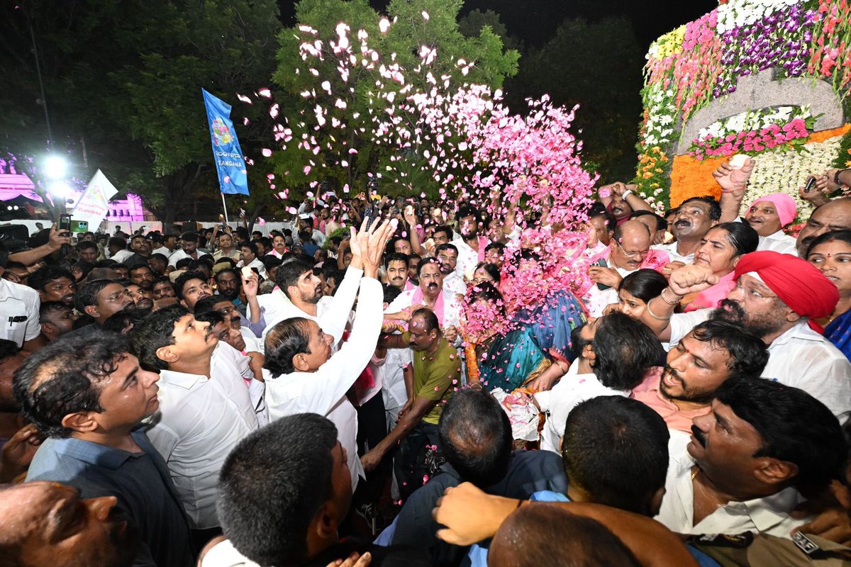 SantoshKumarBRS's tweet photo. On the eve of #TelanganaFormationDay, I joined The Hon’ble First Chief Minister of Telangana Sri KCR garu and @BRSparty leaders at Amaraveerula Sthupam, Gunpark, Hyderabad, to pay rich tributes to the martyrs who sacrificed their lives for a separate Telangana state. Their legacy lives on. 🙏 

#JaiTelangana #PrideOfTelangana