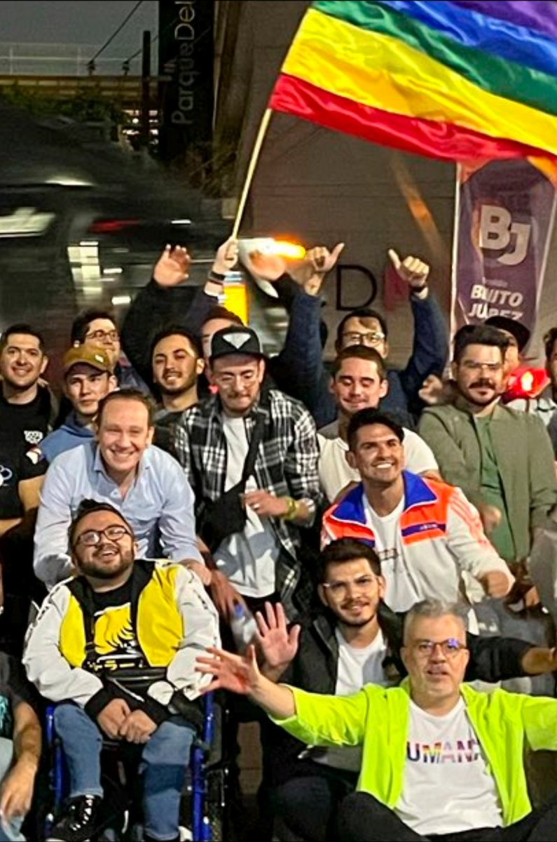 SoyCriSzis's tweet photo. El mejor producto de la alianza PRD-PAN es el gay 🏳️‍🌈 aspiracional y despojado de su individualidad y consciencia de clase, heteronormado y reproduciendo los discursos de sus violentadores homofóbicos, defendiendo y haciendo suyos sus intereses. https://t.co/7uDLG4Ntnf