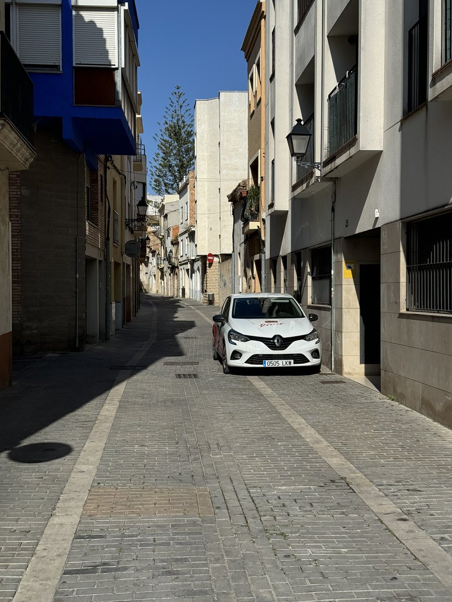 franbadia81's tweet photo. Cada día aparcado en el mismo sitio.. impidiendo que @bomberscat o @AmbulanciesCat puedan pasar. @elvendrell_cat y @PLVendrell pensáis hacer algo? @SecuritasDirect podrías decir a tus comerciales que respeten la ley. https://t.co/XeczY3fMO4