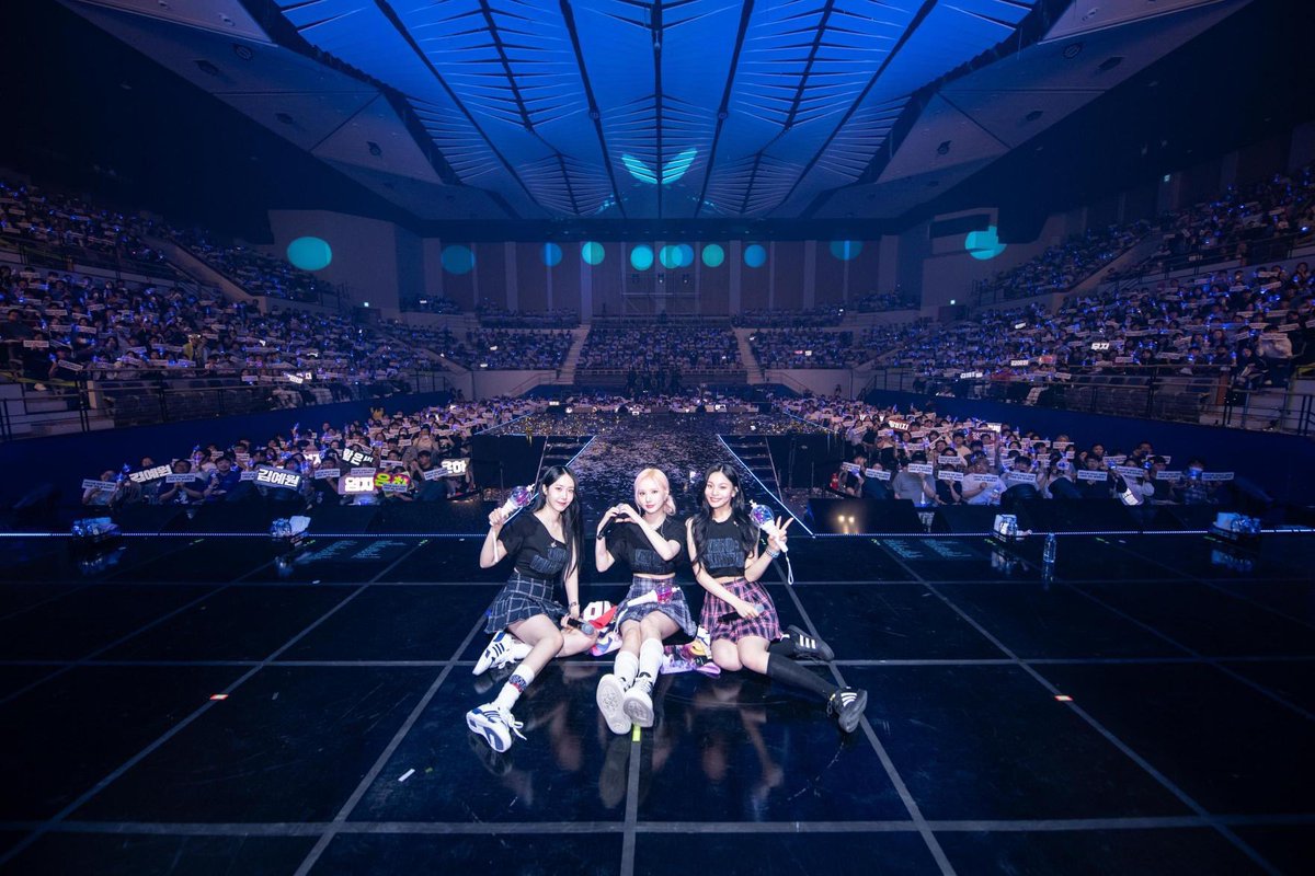 bcsenez's tweet photo. The curtain has fallen on Day 1 of the 2024 VIVIZ WORLD TOUR [V.hind: Love and Tears] in Seoul! The beautiful memories created with Na.V will forever linger, crafting sweet tales to be cherished and shared. 🩵 https://t.co/n49zqVcVUi